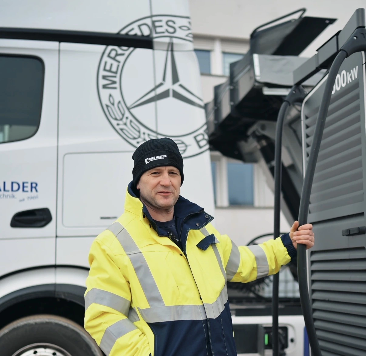 Kurt Halder Mitarbeiter an Megawatt-Ladesäule für Lkw