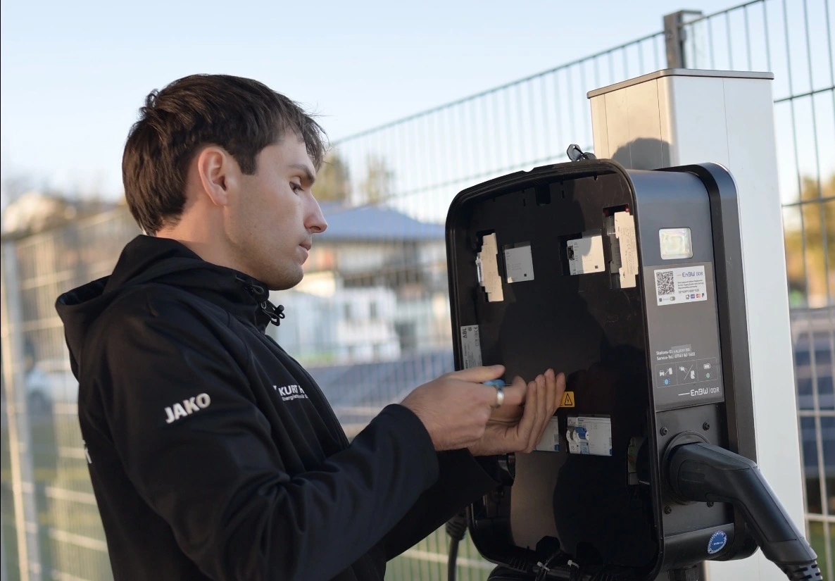Kurt Halder Mitarbeiter bei der Installation einer Wallbox