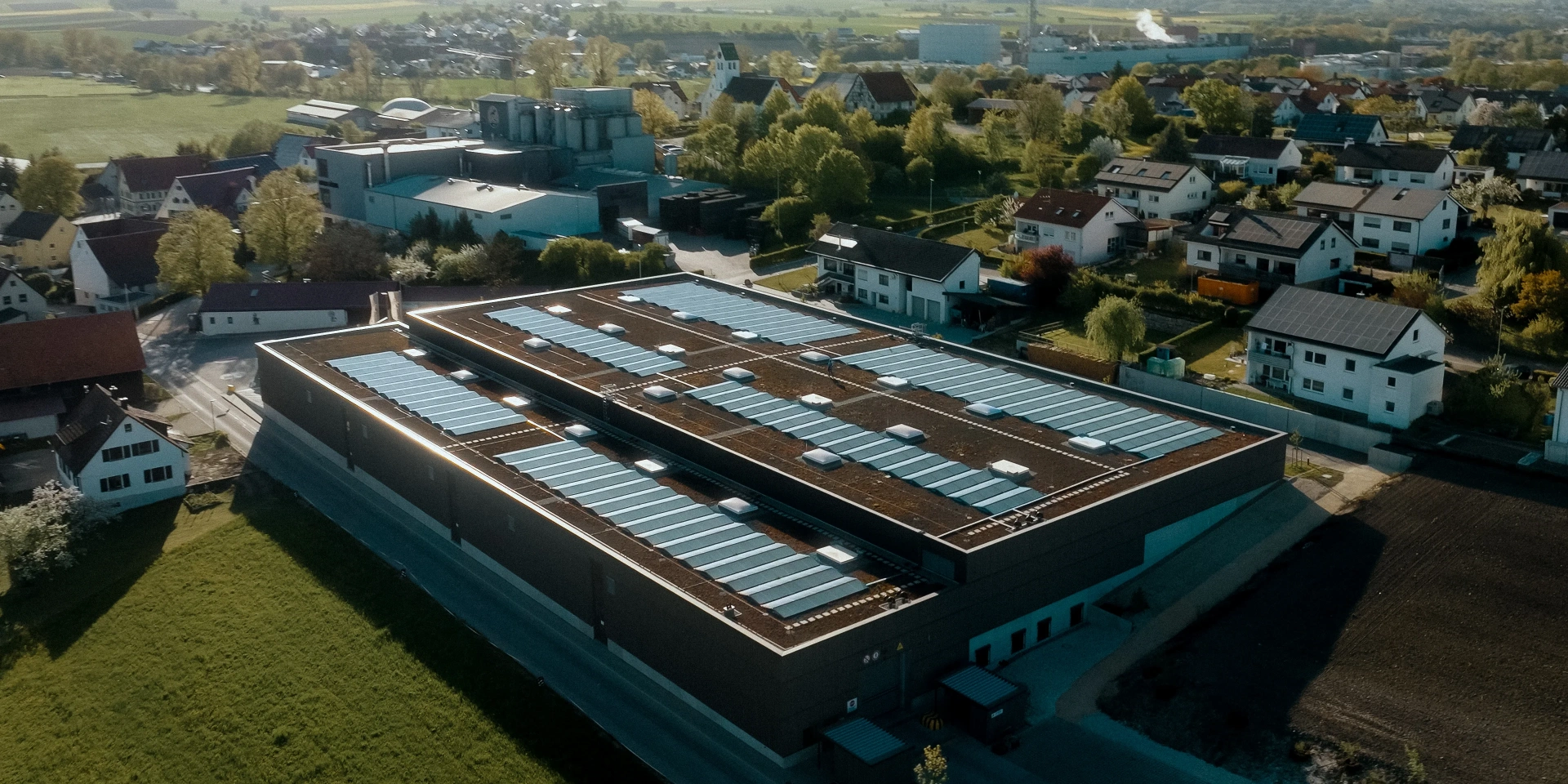 PV-Dachanlage auf Gewerbegebäude aus der Luft