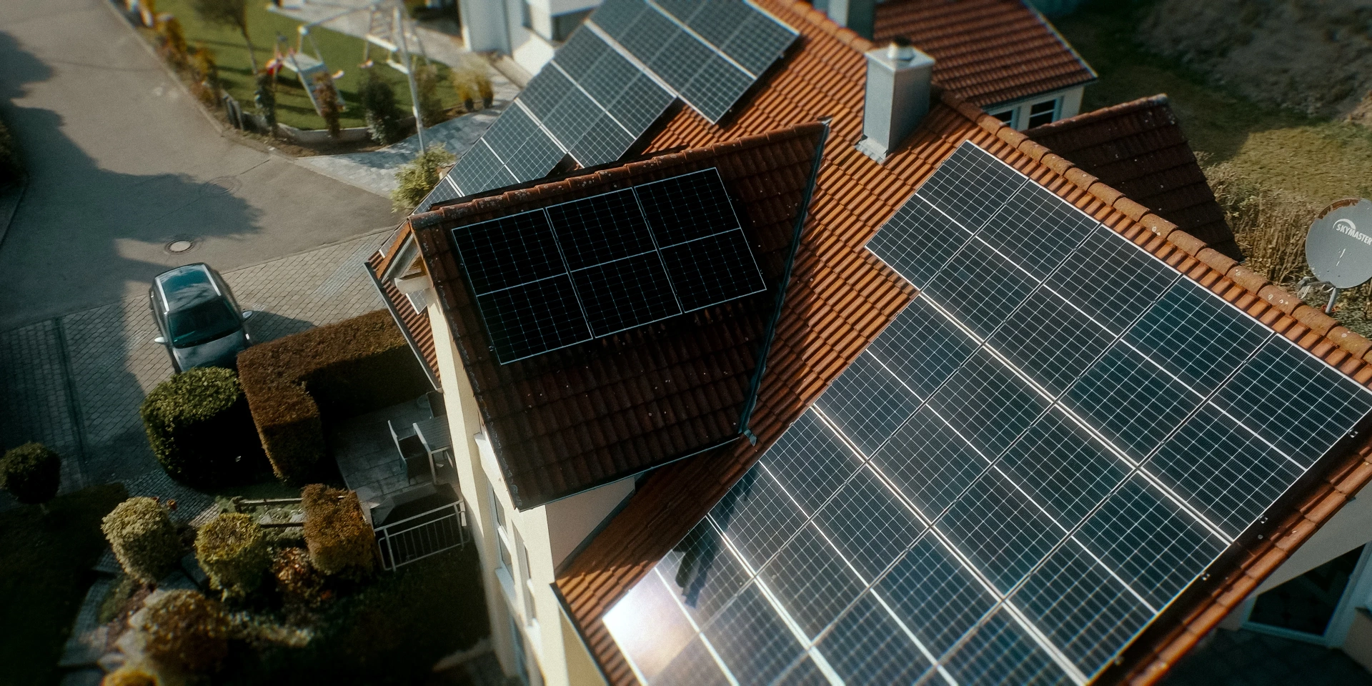 PV-Anlage auf Einfamilienhaus aus der Luft